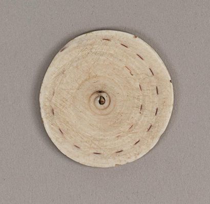 null Petit pendentif - Papouasie Nouvelle Guinée
Coquillage gravé de traits en spirale
Diamètre:...