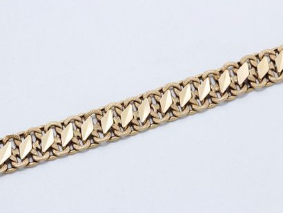 null Bracelet en or 750 millièmes, maille fantaisie partiellement guillochée, agrémenté...