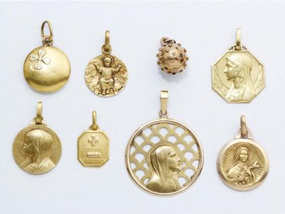 null Lot en or 750 millièmes, composé de 7 pendentifs dont 5 médailles religieuses...