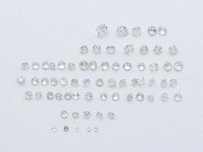 null Lot de mêlés de diamants taille ancienne sur papier.
Poids: 4.90 cts env l'...