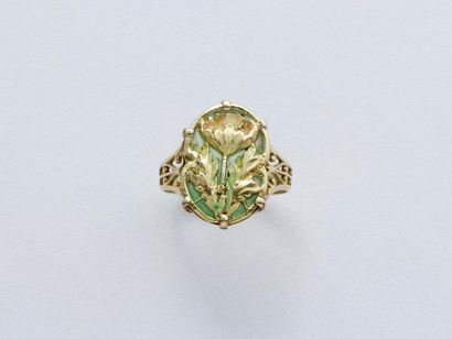 null Bague marquise en or 750 millièmes centrée d'une fleur en émail plique à jour....