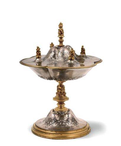 null Belle COUPE sur piédouche en argent et bronze doré.
La base à décor repoussé...