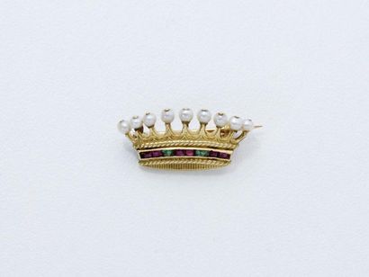 null Broche en or 750 millièmes stylisant une couronne comtale ponctuée de perles...