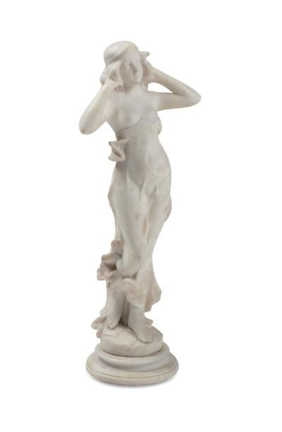 null STATUE en marbre et albâtre représentant une jeune femme debout au buste dénudé.

France,...