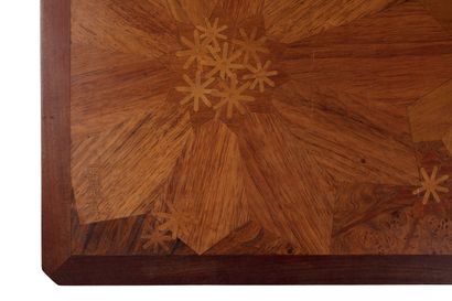 null ETABLISSEMENT GALLÉ
Table d'appoint en bois mouluré de forme rectangulaire à...