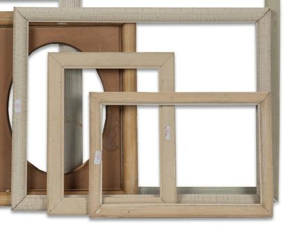 null CADRE dit «Degas» en bois mouluré rechampi blanc. Stylisé.
51 x 68 x 5 cm