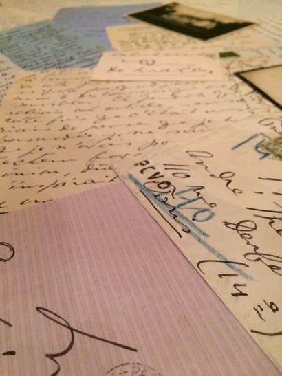 Écrivains. Réunion de 15 lettres ou cartes autographes, signées.
Noailles (Anna de)....