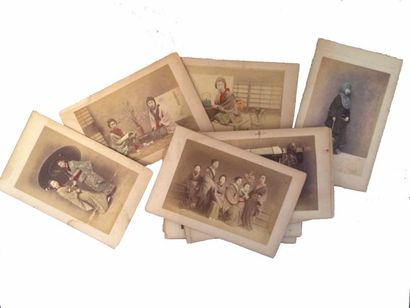 JAPON Réunion de 38 photographies de la fin du XIXe siècle, collées sur carton fort,...