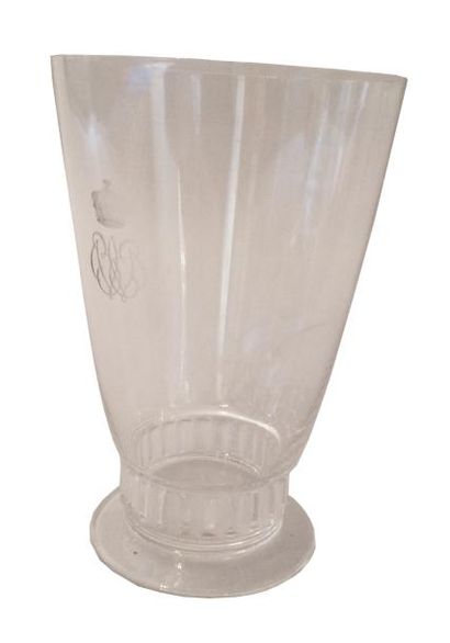 WINDSOR (Wallis Simpson, duchesse de) Réunion de trois verres à orangeade en cristal,...