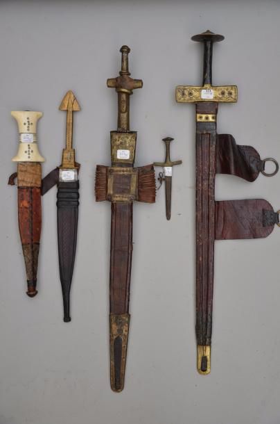 null 4503
210
Lot de 2 épées, 1 dague, 2 poignards dont un poignard miniature - Fer...