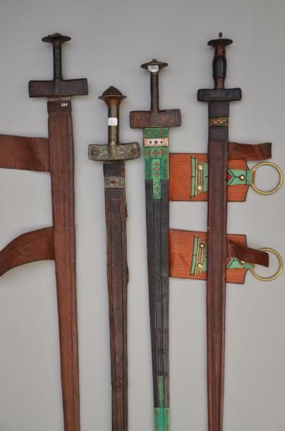 null 4503
186
Lot de 4 épées ou takouba - touareg - Cuir brun orangé - brun rouge...