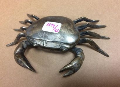 null 3674
43
Un crabe en métal argenté.15,5 x 10 cm