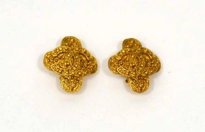 null CHANEL: Paire de boucles d'oreille en métal doré en forme de croix stylisée,...
