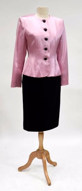 null YVES SAINT LAURENT RIVE GAUCHE : TAILLEUR jupe veste en satin rose pâle à boutons...