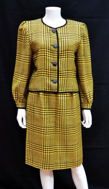 null PIERRE BALMAIN: Tailleur en lainage noir et jaune, circa 1980, taille 40