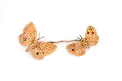 null BROCHE en or (750 ‰) ornée à chaque extrémité d'un papillon, les ailes ponctuées...