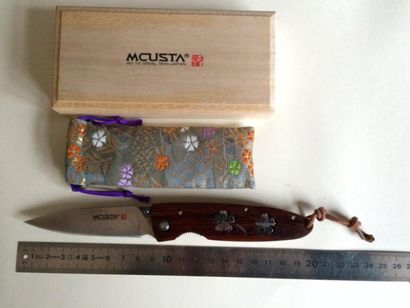 null Mcusta, Pliant, liner-lock, 11 cm, manche palissandre, décoré de 2 fleurs métalliques...