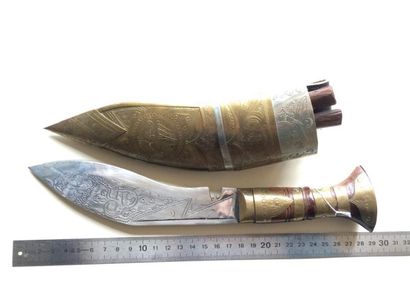 null Népal, couteau ancien, kukri Rojpace, 27 cm, lame 17 cm forgée et gravée, manche...