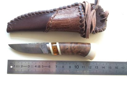 null Boyer, Couteau de chasse petit modèle, lame damas fixe 6 cm, dos de lame guilloché,...