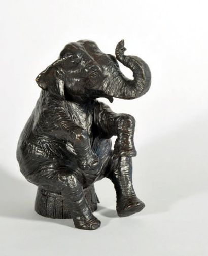 COLCOMBET Damien (né en 1967) L'éléphant d'Asie assis Bronze signé et numéroté 1/8,...