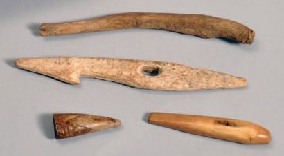 null Quatre petits objets en os ou ivoire patiné: Harpon (12 cm), bacula dégorgeoir...