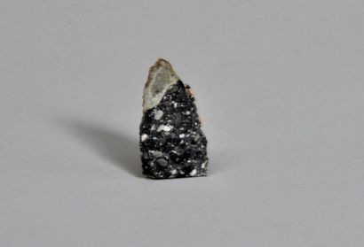 null Météorite lunaire DAG 400- Lybie Poids : 2,45 grammes. Cette belle météorite...