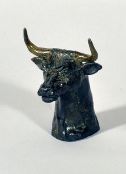 TORCHET Yann (né en 1961) Tête de taureau Bronze, numéroté 3/8 et monogrammé. Fonte...