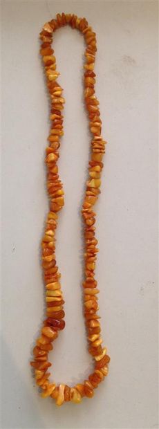 null BIJ016 - COLLIER composé de perles fantaisie d'ambre poli. 
Poids brut: 46 ...