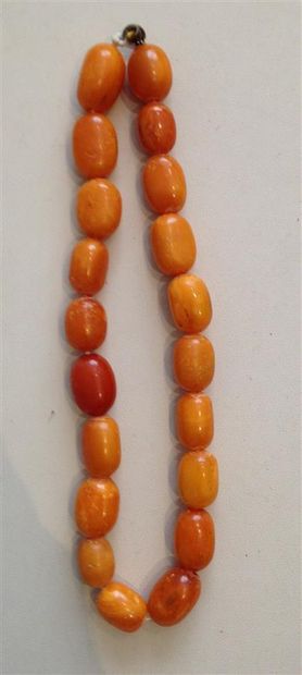 null BIJ013 - COLLIER de perles d'ambre, fermoir métal. 
Poids brut: 33 g.