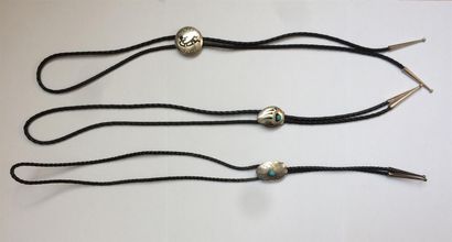 null BIJ042 - TROIS BOLO TIES en cuir, argent et turquoises.
Travail amérindien.
Poids...