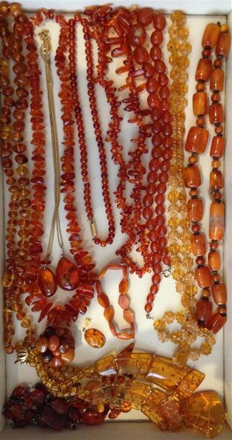 null BIJ003 - LOT de bijoux (colliers, bracelets, broches...) en ambre ou copale...