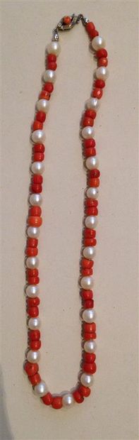 null BIJ010 - COLLIER en perles de culture et perles de corail.
Long: 43 cm