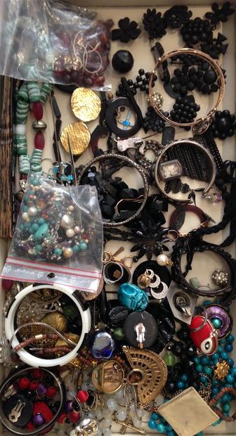 null BIJ028 - Important LOT de BIJOUX FANTAISIE dont bracelets, colliers, éventail,...