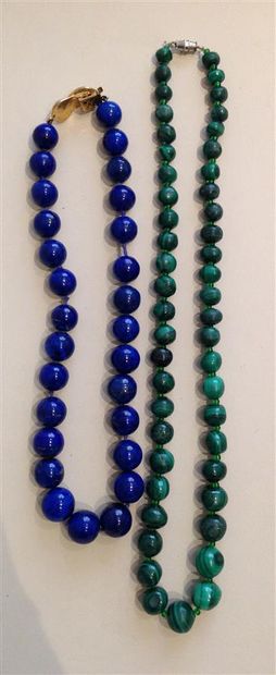 null BIJ024 - DEUX COLLIERS de perles, l'un en malachite et l'autre en lapis lazuli....