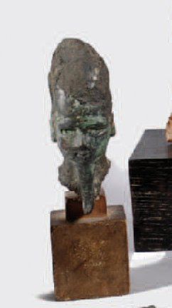 null TETE provenant probablement d'une statuette représentant le Dieu Osiris. Bronze....