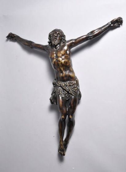 null Important CHRIST en bronze patiné et ciselé. L'arrière dissimule une réserve....
