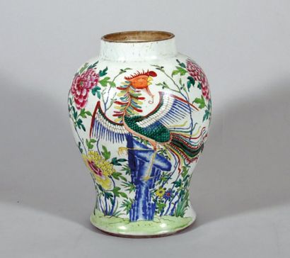 null POTICHE en porcelaine polychrome à décor d'un phoenix. Chine fin 18ème s. Fêles....