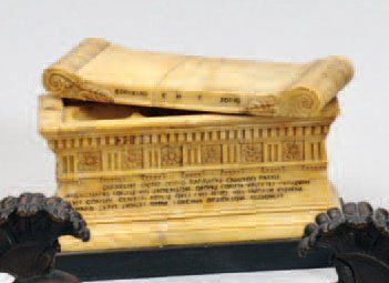null ENCRIER en forme de tombeau antique en marbre jaune de Sienne. Vers 1820 Accident...