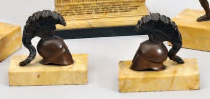 null ENSEMBLE de bronzes néo antiques ou néo gothiques : Deux casques d'Athéna plumé...