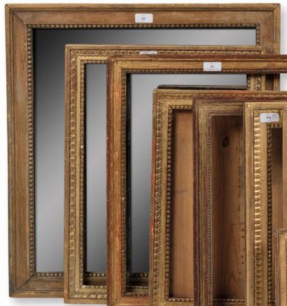 null MIROIR en bois sculpté et redoré à frise de perles.
Epoque Louis XVI.
(Manques...