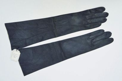 null CHRISTIAN DIOR : "Les gants Christian Dior", Paire de GANTS en chevreau noir....