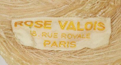 null ROSE VALOIS: CHAPEAU en raphia beige et voilette noire. Vers 1950