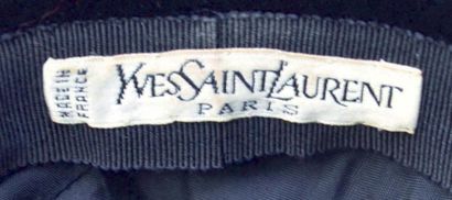 null YVES SAINT LAURENT PARIS: PETIT CALOT de la collection russe, satin bordures...