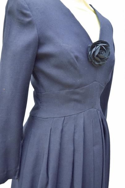 null PAULINE TRIGERE: ROBE à plis en laine bleu nuit, agrémentée d'une rose, Années...