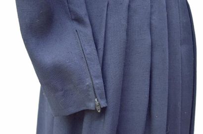 null PAULINE TRIGERE: ROBE à plis en laine bleu nuit, agrémentée d'une rose, Années...