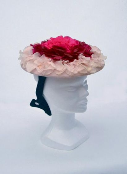 null CHRISTIAN DIOR Licence Chapeaux: Petit chapeau plat surmonté de fleurs de soie...