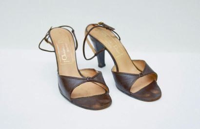 null CHRISTIAN DIOR: Paire de sandales en cuir marron à brides, circa 1970, taille...