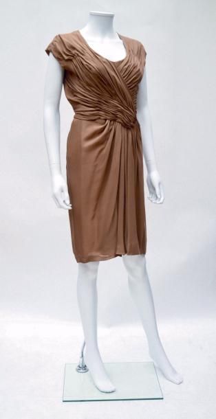 null CARVEN: Robe en soie marron glacé, vers 1950