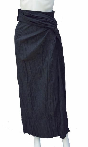 null ROMEO GIGLI: Jupe longue en lainage froissé noir, taille 42, circa 1980-199...