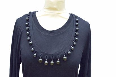 null Trois tops: A .F. Vandervorst: Top noir à motifs collier de perles, (manque...